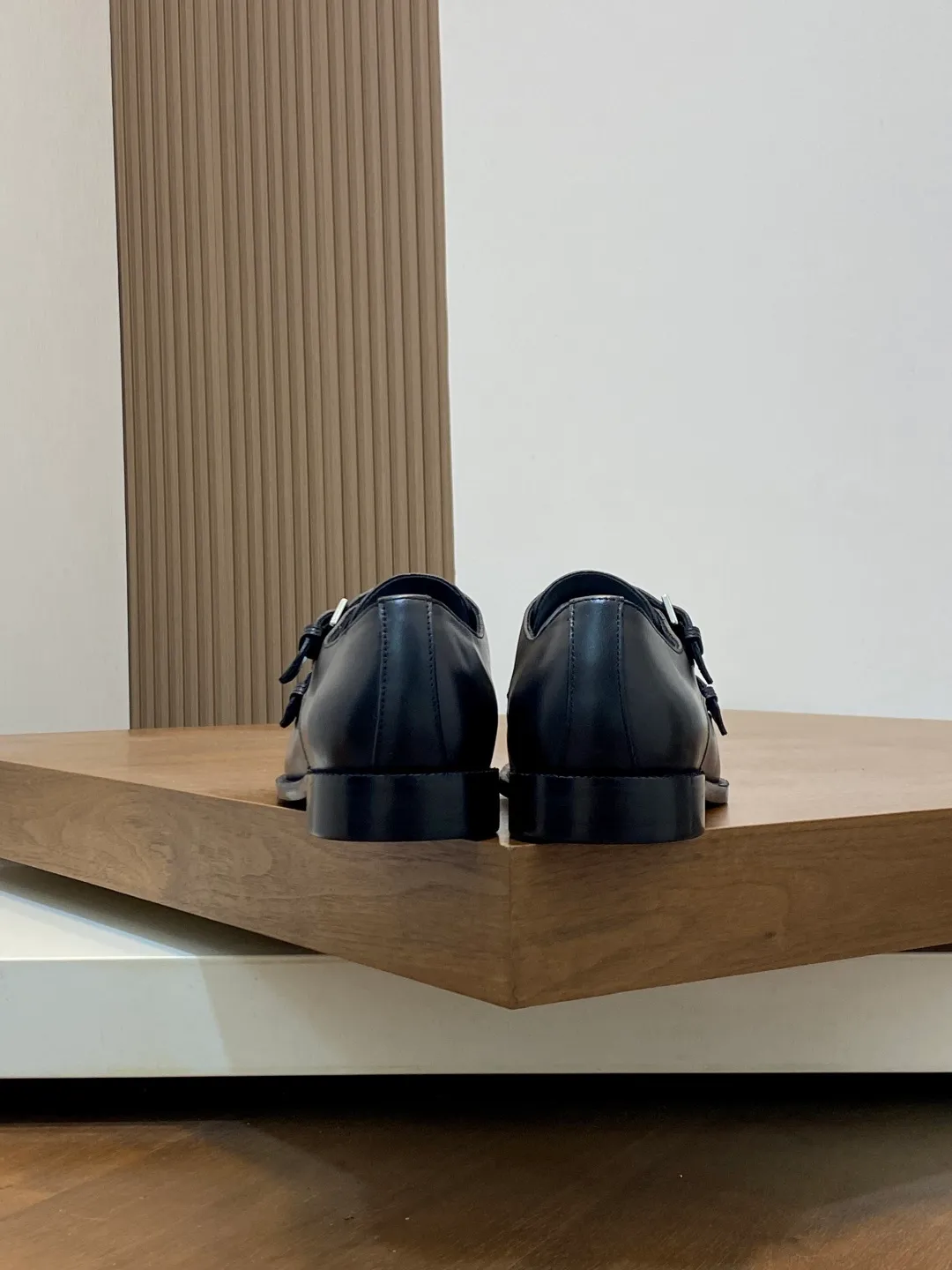 Men's shoes 💰780 HERMES/Hermès GAME slip-on loafers. These loafers are made of matte frosted calfskin. They are equipped with functional Kelly shoe buckles to easily create a fashionable urban style. They are equipped with genuine leather welts and lightweight grooved rubber foam outsole. They have genuine calfskin lining and silk-screen logo feet. They are slip-on design. They are novel and fashionable, with a handsome upper. Comes with a dust bag in the original box! Size: 39-40-41-42-43-44 standard leather shoe size (38/45 can be customized but does not support returns)